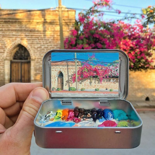 Художник рисует мини-копии пейзажей в коробочках из-под леденцов Художник рисует мини-копии пейзажей в коробочках из-под леденцов