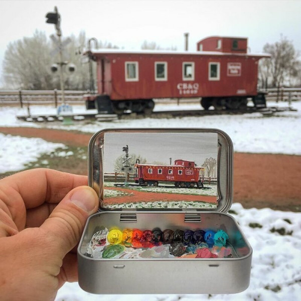 Художник рисует мини-копии пейзажей в коробочках из-под леденцов Художник рисует мини-копии пейзажей в коробочках из-под леденцов