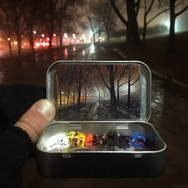 Художник рисует мини-копии пейзажей в коробочках из-под леденцов Художник рисует мини-копии пейзажей в коробочках из-под леденцов