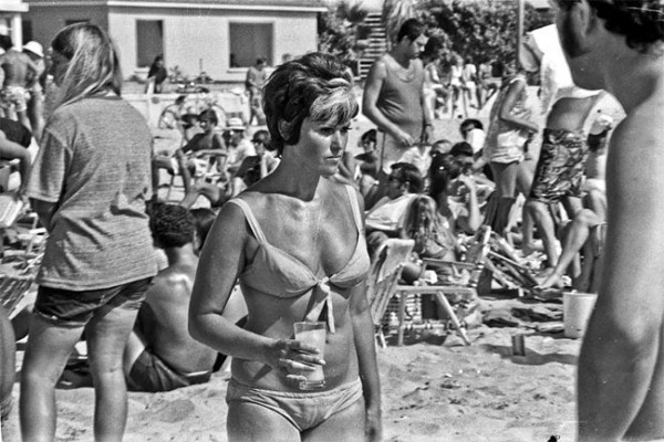Утомленные солнцем: жаркий летний день 1970 года на знаменитом пляже Мишен Бич Утомленные солнцем: жаркий летний день 1970 года на знаменитом пляже Мишен Бич