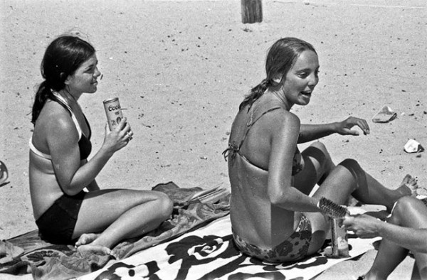 Утомленные солнцем: жаркий летний день 1970 года на знаменитом пляже Мишен Бич Утомленные солнцем: жаркий летний день 1970 года на знаменитом пляже Мишен Бич