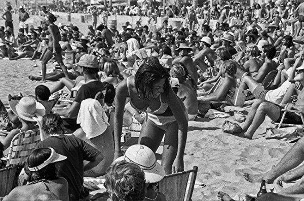Утомленные солнцем: жаркий летний день 1970 года на знаменитом пляже Мишен Бич Утомленные солнцем: жаркий летний день 1970 года на знаменитом пляже Мишен Бич